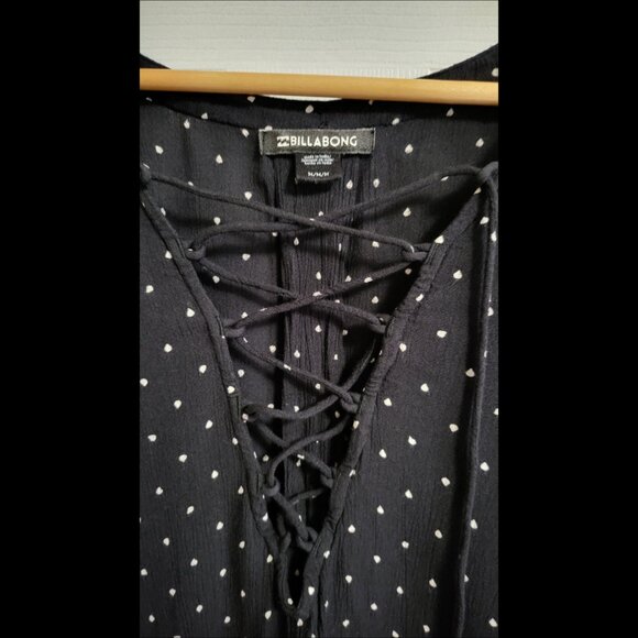 🌿Billabong Forget Me Knot Shirt Womens Medium Black White Polka Lace-Up V-Neck - Picture 4 of 11